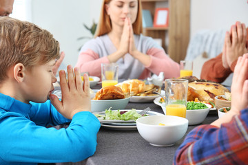 Obraz na płótnie Canvas Family celebrating Thanksgiving Day at home