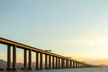 Ponte por cima do mar ao amanhecer 