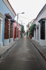 Calles con ventanas grandes de madera de la antigua ciudad de Cartagena.