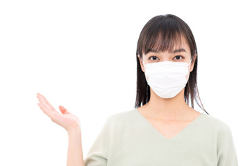 説明するマスクをした女性