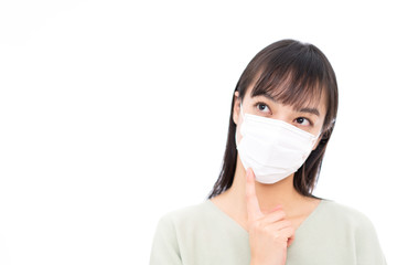 考えるマスクをした女性
