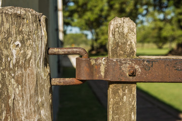 cerca de madera antigua en un campo