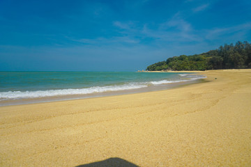 Fototapeta premium Golden sand beach has sand, sea water, sand, the sea water on the sand.