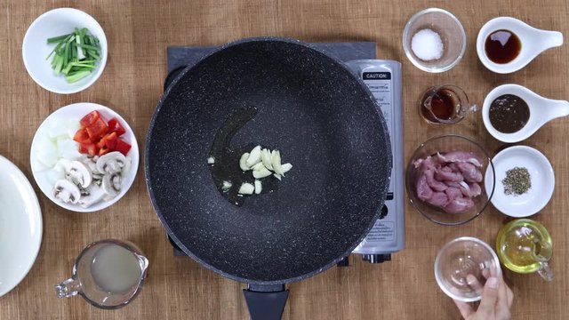 Cooking in fried pork, black pepper and vegetables
