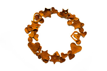 Obraz premium round frame of stars and hearts made of tangerine peel. tangerine Christmas decor.copy space, top view, flat lay, background with blank space for text
