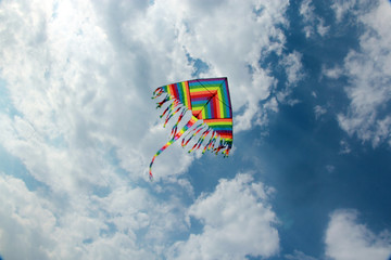 Papalote de colores volando en el cielo