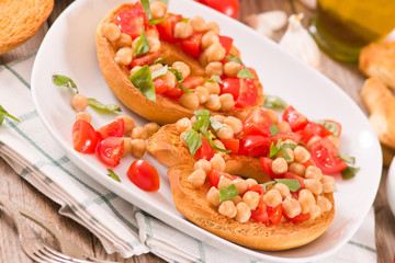 Friselle with tomatoes and chickpeas.