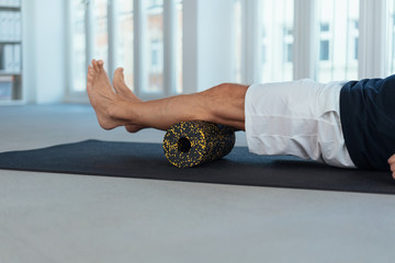 Using form roller in back plank on elbows