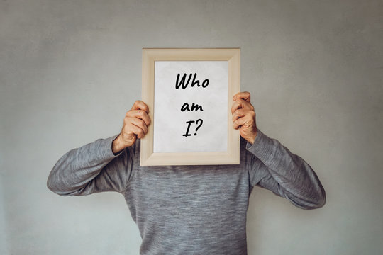 "Who am I?" - Konzept f&uuml;r Marketing, Zielgruppen, Buyer Persona - Gesch&auml;ftsmann bedeckt sein Gesicht mit einem Bilderrahmen