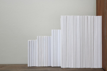 積み重ねた白い本