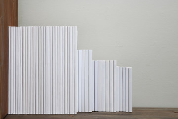 積み重ねた白い本