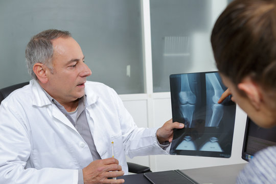 doctor explaining results of knee xray to patient