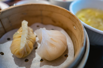 店内で食べる、中華料理の点心。