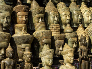 Sculptures de bouddhas pour touristes, Angkor - Cambodge.