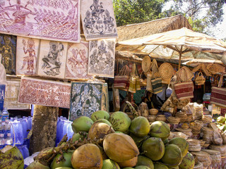 Objets et souvenirs proposés aux touristes visitant Angkor - Cambodge.