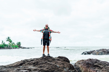 Obraz premium Digital nomad man on the beach