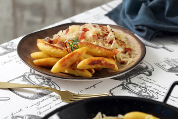 gnocchi di patate fritti  in padella di metallo