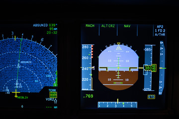 Primary flight display and navigation display at night of an Airbus A320, altitude, speed and attitude indication