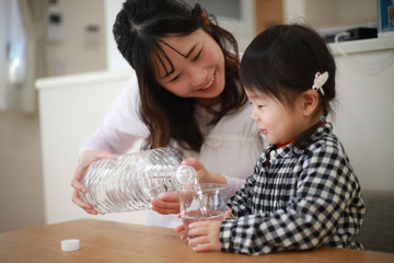 水を飲む親子