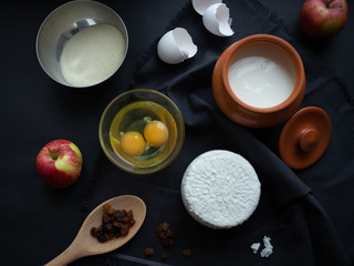 Ingredients for the recipe: cottage cheese, raw eggs, apple, sour cream, raisins