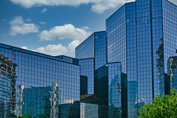 Obraz premium A blue glass financial center reflecting city
