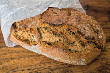 walnussbrot in einer papiertüte