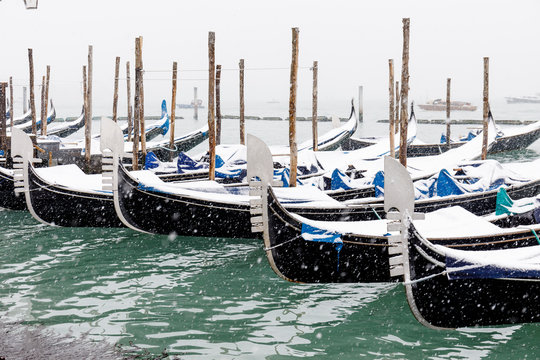 Winter snowfall in the city of Venice, gondolas covered by snow in the Sain Mark basin, Venice, Veneto, Italy, Europe