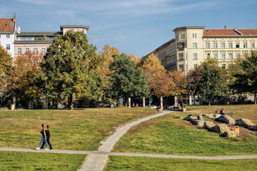 berlin, deutschland - görlitzer park im herbst