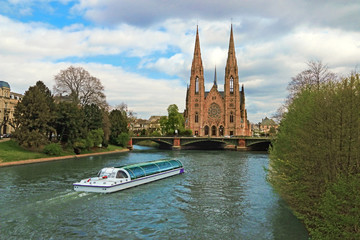 Un bateau touristique devant l'église Saint Paul de Strasbourg.