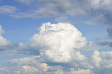 Fototapeta na wymiar Beautiful clouds in the sky. Warm summer day