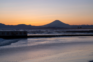 鵠沼海岸の夕焼けと富士山