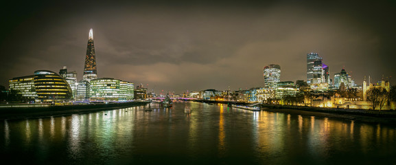 London sykline along River Thames at night
