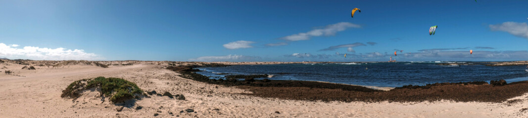 Kitesurfer auf der Lagune in der nähe des Leuchtturms von El Cotillo