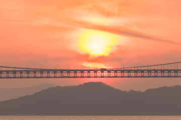 瀬戸大橋に沈む夕陽