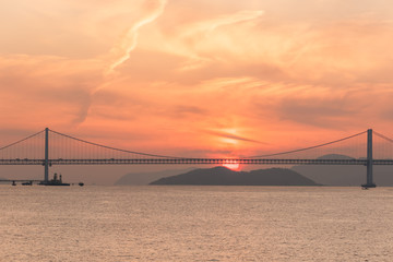 瀬戸大橋に沈む夕陽