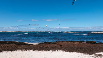Kitesurfer auf der Lagune in der nähe des Leuchtturms von El Cotillo