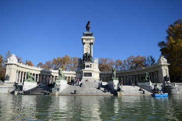 Fototapeta na wymiar El Retiro green park beautiful lake in Madrid Europe