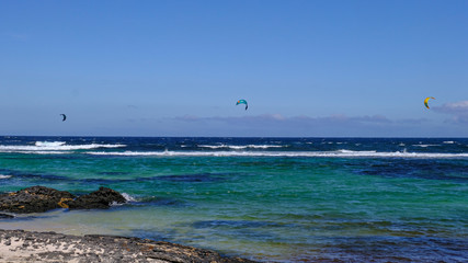 Kitesurfer auf der Lagune in der nähe des Leuchtturms von El Cotillo