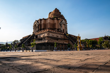 Fototapeta premium Wat Chedi Luang is a Buddhist temple in the historic centre of Chiang Mai, Thailan