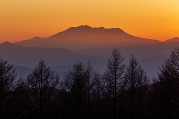 春の霧ヶ峰高原から御嶽山夕焼け