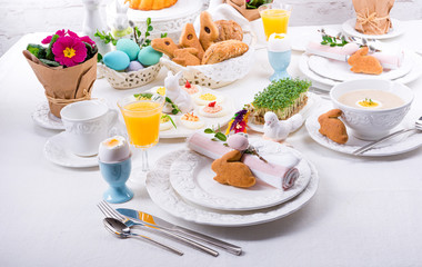 The perfect table with colorful table decorations for Easter
