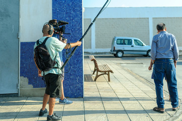 Camarógrafo con cámara de cine digital