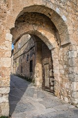 Fototapeta na wymiar Puerta de la Villa en pueblo medieval de Maderuelo
