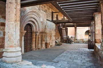 Obraz premium Soportales iglesia de San Miguel en Ayllon