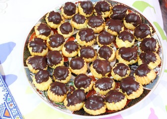 Eclairs chocolate In a large dish.