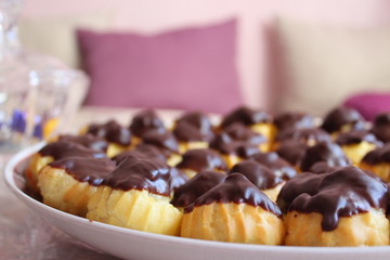 Eclairs chocolate In a large dish.