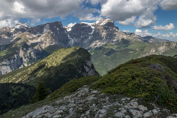Paysage du Dévoluy au printemps , avec l' Obiou 