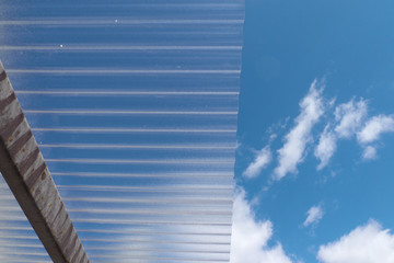 トタン屋根・青空 - Corrugated plastic roof with blue sky background