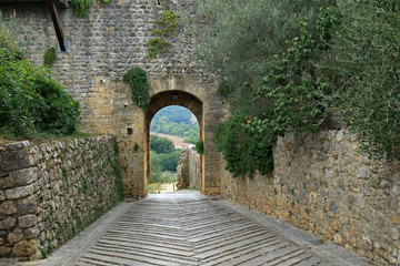 Fototapeta na wymiar Fortress gate to Monteriggioni castle, Tuscany, Italy