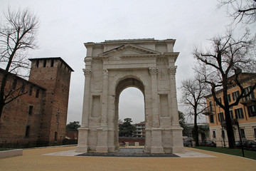 Fototapeta na wymiar Arco dei Gavi, Verona, Italy